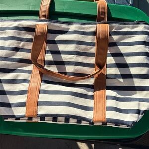 Large tote in like new condition